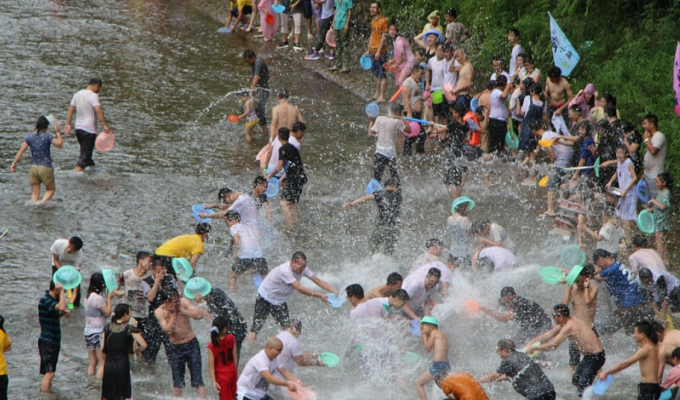 泼水节是农历还是新历呢？泼水节属于传统节日吗？